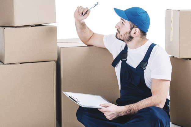 Agent de déménagement prend note des cartons à déménager