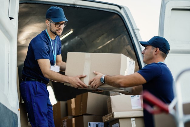 Déménageurs portant un carton
