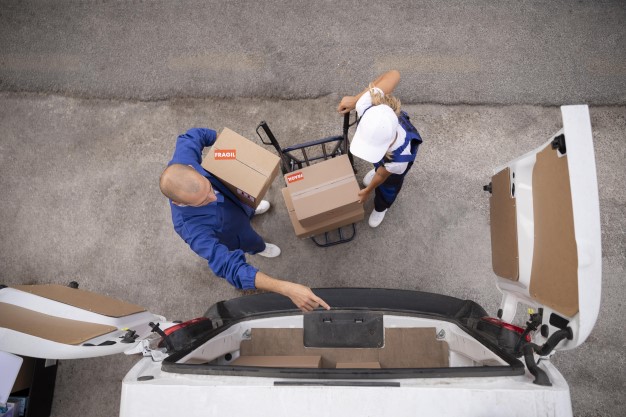 Déménageurs transportant des carton dans un camion de déménagement