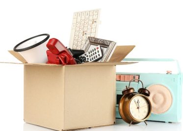 Objet et affaire retro dans un carton