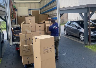Déménageur ROJ charge des cartons dans un camion